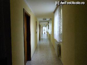 [P03] Hotel Schwarzer Adler - Golling. Holul cu camerele dispuse doar pe o parte. Ferestrele dau spre curtea interioara. » foto by iulianic
 - 
<span class="allrVoted glyphicon glyphicon-heart hidden" id="av341528"></span>
<a class="m-l-10 hidden" id="sv341528" onclick="voting_Foto_DelVot(,341528,12026)" role="button">șterge vot <span class="glyphicon glyphicon-remove"></span></a>
<a id="v9341528" class=" c-red"  onclick="voting_Foto_SetVot(341528)" role="button"><span class="glyphicon glyphicon-heart-empty"></span> <b>LIKE</b> = Votează poza</a> <img class="hidden"  id="f341528W9" src="/imagini/loader.gif" border="0" /><span class="AjErrMes hidden" id="e341528ErM"></span>