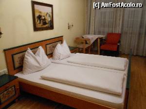 [P05] Hotel Schwarzer Adler - Golling. Camera cu pat dublu, masa scaun si fotoliu.  » foto by iulianic
 - 
<span class="allrVoted glyphicon glyphicon-heart hidden" id="av341530"></span>
<a class="m-l-10 hidden" id="sv341530" onclick="voting_Foto_DelVot(,341530,12026)" role="button">șterge vot <span class="glyphicon glyphicon-remove"></span></a>
<a id="v9341530" class=" c-red"  onclick="voting_Foto_SetVot(341530)" role="button"><span class="glyphicon glyphicon-heart-empty"></span> <b>LIKE</b> = Votează poza</a> <img class="hidden"  id="f341530W9" src="/imagini/loader.gif" border="0" /><span class="AjErrMes hidden" id="e341530ErM"></span>