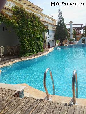 [P06] In stanga piscinei este terasa unde mancam dimineata » foto by Plutox
 - 
<span class="allrVoted glyphicon glyphicon-heart hidden" id="av425261"></span>
<a class="m-l-10 hidden" id="sv425261" onclick="voting_Foto_DelVot(,425261,12037)" role="button">șterge vot <span class="glyphicon glyphicon-remove"></span></a>
<a id="v9425261" class=" c-red"  onclick="voting_Foto_SetVot(425261)" role="button"><span class="glyphicon glyphicon-heart-empty"></span> <b>LIKE</b> = Votează poza</a> <img class="hidden"  id="f425261W9" src="/imagini/loader.gif" border="0" /><span class="AjErrMes hidden" id="e425261ErM"></span>