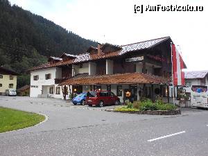 [P02] Hotel Klostertaler Hof - 3*. Imagine din lateral cu parcarea si intrarea de noapte.  » foto by iulianic
 - 
<span class="allrVoted glyphicon glyphicon-heart hidden" id="av342151"></span>
<a class="m-l-10 hidden" id="sv342151" onclick="voting_Foto_DelVot(,342151,12040)" role="button">șterge vot <span class="glyphicon glyphicon-remove"></span></a>
<a id="v9342151" class=" c-red"  onclick="voting_Foto_SetVot(342151)" role="button"><span class="glyphicon glyphicon-heart-empty"></span> <b>LIKE</b> = Votează poza</a> <img class="hidden"  id="f342151W9" src="/imagini/loader.gif" border="0" /><span class="AjErrMes hidden" id="e342151ErM"></span>