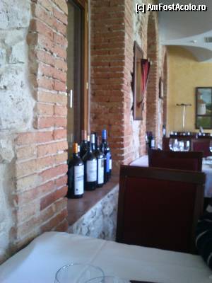 [P04] Caramida ii da un aer rustic, iar sticlele de vin nu lipsesc din decor.  » foto by alinaro
 - 
<span class="allrVoted glyphicon glyphicon-heart hidden" id="av342308"></span>
<a class="m-l-10 hidden" id="sv342308" onclick="voting_Foto_DelVot(,342308,12043)" role="button">șterge vot <span class="glyphicon glyphicon-remove"></span></a>
<a id="v9342308" class=" c-red"  onclick="voting_Foto_SetVot(342308)" role="button"><span class="glyphicon glyphicon-heart-empty"></span> <b>LIKE</b> = Votează poza</a> <img class="hidden"  id="f342308W9" src="/imagini/loader.gif" border="0" /><span class="AjErrMes hidden" id="e342308ErM"></span>