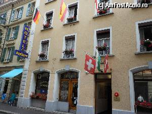 [P02] Hotel A la Gare - 3* Lausanne. Intrarea in hotel. Imagine din Rue du Simplon.  » foto by iulianic
 - 
<span class="allrVoted glyphicon glyphicon-heart hidden" id="av343104"></span>
<a class="m-l-10 hidden" id="sv343104" onclick="voting_Foto_DelVot(,343104,12052)" role="button">șterge vot <span class="glyphicon glyphicon-remove"></span></a>
<a id="v9343104" class=" c-red"  onclick="voting_Foto_SetVot(343104)" role="button"><span class="glyphicon glyphicon-heart-empty"></span> <b>LIKE</b> = Votează poza</a> <img class="hidden"  id="f343104W9" src="/imagini/loader.gif" border="0" /><span class="AjErrMes hidden" id="e343104ErM"></span>