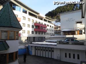 [P02] Din balcon catre statia de cabina. Iesirea din garderoba de schi este in dreapta usilor mari de garaj, iar scara din stinga usilor de garaj duce la intrarea in statie. Atentie, uneori, daca coada e prea lunga, se inchide usita din capul scarii, si atunci trebuie ocolita toata cladirea statiei.  » foto by abancor
 - 
<span class="allrVoted glyphicon glyphicon-heart hidden" id="av343622"></span>
<a class="m-l-10 hidden" id="sv343622" onclick="voting_Foto_DelVot(,343622,12058)" role="button">șterge vot <span class="glyphicon glyphicon-remove"></span></a>
<a id="v9343622" class=" c-red"  onclick="voting_Foto_SetVot(343622)" role="button"><span class="glyphicon glyphicon-heart-empty"></span> <b>LIKE</b> = Votează poza</a> <img class="hidden"  id="f343622W9" src="/imagini/loader.gif" border="0" /><span class="AjErrMes hidden" id="e343622ErM"></span>