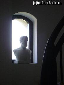 [P11] Hotel Colosseo, Sandanski - un bust la fereastra, parca ar fi un dac » foto by biancuta
 - 
<span class="allrVoted glyphicon glyphicon-heart hidden" id="av345046"></span>
<a class="m-l-10 hidden" id="sv345046" onclick="voting_Foto_DelVot(,345046,12109)" role="button">șterge vot <span class="glyphicon glyphicon-remove"></span></a>
<a id="v9345046" class=" c-red"  onclick="voting_Foto_SetVot(345046)" role="button"><span class="glyphicon glyphicon-heart-empty"></span> <b>LIKE</b> = Votează poza</a> <img class="hidden"  id="f345046W9" src="/imagini/loader.gif" border="0" /><span class="AjErrMes hidden" id="e345046ErM"></span>