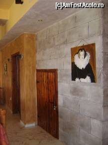 [P15] Hotel Colosseo, Sandanski - detaliu restaurant, se observa usa nu foarte inalta, ce pare a fi o intrare in pivnita si un tablou ce infatiseaza o persoana feminina din perioada medievala (o fi Caterina de Medici?)  » foto by biancuta
 - 
<span class="allrVoted glyphicon glyphicon-heart hidden" id="av345052"></span>
<a class="m-l-10 hidden" id="sv345052" onclick="voting_Foto_DelVot(,345052,12109)" role="button">șterge vot <span class="glyphicon glyphicon-remove"></span></a>
<a id="v9345052" class=" c-red"  onclick="voting_Foto_SetVot(345052)" role="button"><span class="glyphicon glyphicon-heart-empty"></span> <b>LIKE</b> = Votează poza</a> <img class="hidden"  id="f345052W9" src="/imagini/loader.gif" border="0" /><span class="AjErrMes hidden" id="e345052ErM"></span>