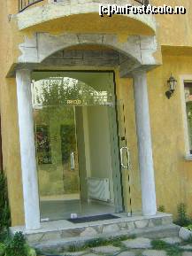 [P03] Hotel Colosseo, Sandanski - intrarea principala in hotel » foto by biancuta
 - 
<span class="allrVoted glyphicon glyphicon-heart hidden" id="av345038"></span>
<a class="m-l-10 hidden" id="sv345038" onclick="voting_Foto_DelVot(,345038,12109)" role="button">șterge vot <span class="glyphicon glyphicon-remove"></span></a>
<a id="v9345038" class=" c-red"  onclick="voting_Foto_SetVot(345038)" role="button"><span class="glyphicon glyphicon-heart-empty"></span> <b>LIKE</b> = Votează poza</a> <img class="hidden"  id="f345038W9" src="/imagini/loader.gif" border="0" /><span class="AjErrMes hidden" id="e345038ErM"></span>