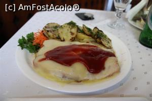 [P12] Rădăuți, Restaurantul Național, Cotlet național cu costiță și Cartofi copți » foto by mprofeanu
 - 
<span class="allrVoted glyphicon glyphicon-heart hidden" id="av1133339"></span>
<a class="m-l-10 hidden" id="sv1133339" onclick="voting_Foto_DelVot(,1133339,12132)" role="button">șterge vot <span class="glyphicon glyphicon-remove"></span></a>
<a id="v91133339" class=" c-red"  onclick="voting_Foto_SetVot(1133339)" role="button"><span class="glyphicon glyphicon-heart-empty"></span> <b>LIKE</b> = Votează poza</a> <img class="hidden"  id="f1133339W9" src="/imagini/loader.gif" border="0" /><span class="AjErrMes hidden" id="e1133339ErM"></span>