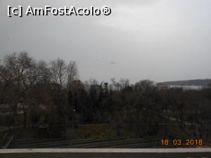 [P18] Hotel Odessos - Vedere din balconul camerei de la etajul 3. Marea și pescărușii sub cer innegurat.  » foto by iulianic
 - 
<span class="allrVoted glyphicon glyphicon-heart hidden" id="av953381"></span>
<a class="m-l-10 hidden" id="sv953381" onclick="voting_Foto_DelVot(,953381,12176)" role="button">șterge vot <span class="glyphicon glyphicon-remove"></span></a>
<a id="v9953381" class=" c-red"  onclick="voting_Foto_SetVot(953381)" role="button"><span class="glyphicon glyphicon-heart-empty"></span> <b>LIKE</b> = Votează poza</a> <img class="hidden"  id="f953381W9" src="/imagini/loader.gif" border="0" /><span class="AjErrMes hidden" id="e953381ErM"></span>