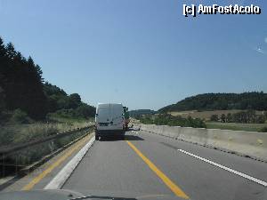 [P13] Unde se construieşte, drumul se îngustează, dar niciodată la mai puţin de două benzi şi niciodată nu lipseşte separatorul dintre cele două sensuri. Noile benzi mai înguste sunt delimitate de linii galbene.  » foto by Costi
 - 
<span class="allrVoted glyphicon glyphicon-heart hidden" id="av347391"></span>
<a class="m-l-10 hidden" id="sv347391" onclick="voting_Foto_DelVot(,347391,12195)" role="button">șterge vot <span class="glyphicon glyphicon-remove"></span></a>
<a id="v9347391" class=" c-red"  onclick="voting_Foto_SetVot(347391)" role="button"><span class="glyphicon glyphicon-heart-empty"></span> <b>LIKE</b> = Votează poza</a> <img class="hidden"  id="f347391W9" src="/imagini/loader.gif" border="0" /><span class="AjErrMes hidden" id="e347391ErM"></span>