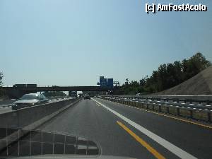 [P16] Aici se vede mai bine cum dintr-un sens al autostrăzii cu trei benzi plus cea de refugiu, s-a amenajat o autostradă cu câte două benzi pe sens şi cu separator între sensuri. Astfel, celălalt sens a rămas în întregime disponibil pentru lucrări.  » foto by Costi
 - 
<span class="allrVoted glyphicon glyphicon-heart hidden" id="av347394"></span>
<a class="m-l-10 hidden" id="sv347394" onclick="voting_Foto_DelVot(,347394,12195)" role="button">șterge vot <span class="glyphicon glyphicon-remove"></span></a>
<a id="v9347394" class=" c-red"  onclick="voting_Foto_SetVot(347394)" role="button"><span class="glyphicon glyphicon-heart-empty"></span> <b>LIKE</b> = Votează poza</a> <img class="hidden"  id="f347394W9" src="/imagini/loader.gif" border="0" /><span class="AjErrMes hidden" id="e347394ErM"></span>