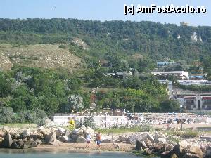 [P13] Se poate observa balustrada care urma treptele de la piscina pana la restaurant - de acolo mai erau alte trepte pana la hotelul propriu zis (cel albastru deschis de pe deal)  » foto by FanSejur
 - 
<span class="allrVoted glyphicon glyphicon-heart hidden" id="av347745"></span>
<a class="m-l-10 hidden" id="sv347745" onclick="voting_Foto_DelVot(,347745,12206)" role="button">șterge vot <span class="glyphicon glyphicon-remove"></span></a>
<a id="v9347745" class=" c-red"  onclick="voting_Foto_SetVot(347745)" role="button"><span class="glyphicon glyphicon-heart-empty"></span> <b>LIKE</b> = Votează poza</a> <img class="hidden"  id="f347745W9" src="/imagini/loader.gif" border="0" /><span class="AjErrMes hidden" id="e347745ErM"></span>