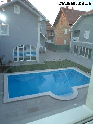 [P03] In fundal stanga, al doilea corp de cladire al vilei, in dreapta este resedinta proprietarilor iar la ijloc piscina (curata)  » foto by ak-ar de rumÂn †
 - 
<span class="allrVoted glyphicon glyphicon-heart hidden" id="av365858"></span>
<a class="m-l-10 hidden" id="sv365858" onclick="voting_Foto_DelVot(,365858,12215)" role="button">șterge vot <span class="glyphicon glyphicon-remove"></span></a>
<a id="v9365858" class=" c-red"  onclick="voting_Foto_SetVot(365858)" role="button"><span class="glyphicon glyphicon-heart-empty"></span> <b>LIKE</b> = Votează poza</a> <img class="hidden"  id="f365858W9" src="/imagini/loader.gif" border="0" /><span class="AjErrMes hidden" id="e365858ErM"></span>