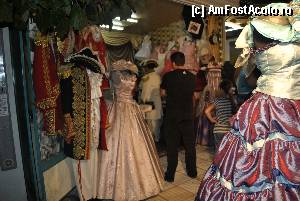 [P13] In mijlocul statiunii, am dat peste un magazin cu costume de epoca. Mi s-a parut super! Te imbracai, te fotografiai... Nu stiu cat costa, nu am intrebat » foto by droniucm
 - 
<span class="allrVoted glyphicon glyphicon-heart hidden" id="av348461"></span>
<a class="m-l-10 hidden" id="sv348461" onclick="voting_Foto_DelVot(,348461,12228)" role="button">șterge vot <span class="glyphicon glyphicon-remove"></span></a>
<a id="v9348461" class=" c-red"  onclick="voting_Foto_SetVot(348461)" role="button"><span class="glyphicon glyphicon-heart-empty"></span> <b>LIKE</b> = Votează poza</a> <img class="hidden"  id="f348461W9" src="/imagini/loader.gif" border="0" /><span class="AjErrMes hidden" id="e348461ErM"></span>