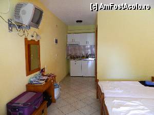 [P12] Vila Kostas - camera destul de mare (chiar mai mare decat pare, cei care fac poze din hotel sunt profesionisti si fac camarele sa para mai mari).  » foto by Dabator
 - 
<span class="allrVoted glyphicon glyphicon-heart hidden" id="av349575"></span>
<a class="m-l-10 hidden" id="sv349575" onclick="voting_Foto_DelVot(,349575,12263)" role="button">șterge vot <span class="glyphicon glyphicon-remove"></span></a>
<a id="v9349575" class=" c-red"  onclick="voting_Foto_SetVot(349575)" role="button"><span class="glyphicon glyphicon-heart-empty"></span> <b>LIKE</b> = Votează poza</a> <img class="hidden"  id="f349575W9" src="/imagini/loader.gif" border="0" /><span class="AjErrMes hidden" id="e349575ErM"></span>