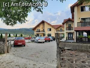 [P10] Camves Inn - Imagine din stradă. Parcarea este suficient de mare pentru a găzdui toate mașinile turiștilor cazați » foto by Daisy Petal
 - 
<span class="allrVoted glyphicon glyphicon-heart hidden" id="av1180610"></span>
<a class="m-l-10 hidden" id="sv1180610" onclick="voting_Foto_DelVot(,1180610,12287)" role="button">șterge vot <span class="glyphicon glyphicon-remove"></span></a>
<a id="v91180610" class=" c-red"  onclick="voting_Foto_SetVot(1180610)" role="button"><span class="glyphicon glyphicon-heart-empty"></span> <b>LIKE</b> = Votează poza</a> <img class="hidden"  id="f1180610W9" src="/imagini/loader.gif" border="0" /><span class="AjErrMes hidden" id="e1180610ErM"></span>