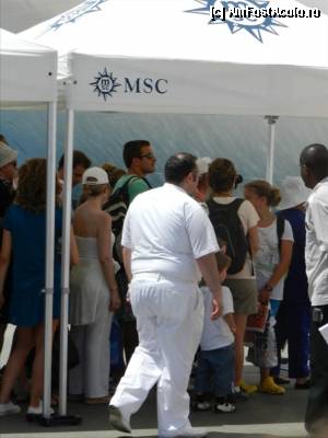 [P03] Intalnirea cu 'Immigration Officer' ne-a facut sa avem o parere buna despre bucataria MSC, chiar inainte de a o incerca.  :) Mai glumesc. E foarte de treaba gagiul. El are grija de pasapoarte si va primeste la bord.  » foto by TraianS
 - 
<span class="allrVoted glyphicon glyphicon-heart hidden" id="av351258"></span>
<a class="m-l-10 hidden" id="sv351258" onclick="voting_Foto_DelVot(,351258,12337)" role="button">șterge vot <span class="glyphicon glyphicon-remove"></span></a>
<a id="v9351258" class=" c-red"  onclick="voting_Foto_SetVot(351258)" role="button"><span class="glyphicon glyphicon-heart-empty"></span> <b>LIKE</b> = Votează poza</a> <img class="hidden"  id="f351258W9" src="/imagini/loader.gif" border="0" /><span class="AjErrMes hidden" id="e351258ErM"></span>