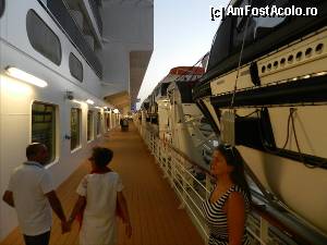 [P38] Locul de promenada de la puntile inferioare. Majoritatea restaurantelor sunt aici, si sunt folosite ca 'Assembly Station' in cazul unei urgente. Din restaurant, tup in barca de salvare.  » foto by TraianS
 - 
<span class="allrVoted glyphicon glyphicon-heart hidden" id="av351319"></span>
<a class="m-l-10 hidden" id="sv351319" onclick="voting_Foto_DelVot(,351319,12337)" role="button">șterge vot <span class="glyphicon glyphicon-remove"></span></a>
<a id="v9351319" class=" c-red"  onclick="voting_Foto_SetVot(351319)" role="button"><span class="glyphicon glyphicon-heart-empty"></span> <b>LIKE</b> = Votează poza</a> <img class="hidden"  id="f351319W9" src="/imagini/loader.gif" border="0" /><span class="AjErrMes hidden" id="e351319ErM"></span>