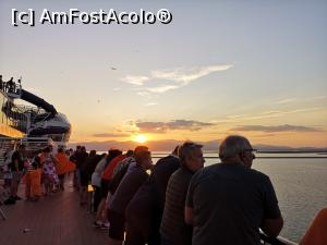 [P26] Apus de soare pe mare » foto by crismis
 - 
<span class="allrVoted glyphicon glyphicon-heart hidden" id="av1124311"></span>
<a class="m-l-10 hidden" id="sv1124311" onclick="voting_Foto_DelVot(,1124311,12337)" role="button">șterge vot <span class="glyphicon glyphicon-remove"></span></a>
<a id="v91124311" class=" c-red"  onclick="voting_Foto_SetVot(1124311)" role="button"><span class="glyphicon glyphicon-heart-empty"></span> <b>LIKE</b> = Votează poza</a> <img class="hidden"  id="f1124311W9" src="/imagini/loader.gif" border="0" /><span class="AjErrMes hidden" id="e1124311ErM"></span>
