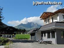 [P02] Vedere din parcarea pensiunii Haus Erlbach. Se vede constructia gri, in faza de finisaje interioare, care obtureaza partial vederea spre Bischofschmutze.  » foto by saxonul
 - 
<span class="allrVoted glyphicon glyphicon-heart hidden" id="av351772"></span>
<a class="m-l-10 hidden" id="sv351772" onclick="voting_Foto_DelVot(,351772,12352)" role="button">șterge vot <span class="glyphicon glyphicon-remove"></span></a>
<a id="v9351772" class=" c-red"  onclick="voting_Foto_SetVot(351772)" role="button"><span class="glyphicon glyphicon-heart-empty"></span> <b>LIKE</b> = Votează poza</a> <img class="hidden"  id="f351772W9" src="/imagini/loader.gif" border="0" /><span class="AjErrMes hidden" id="e351772ErM"></span>