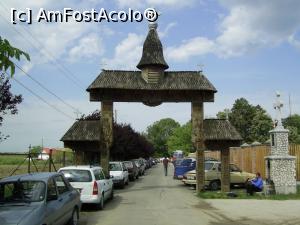 [P13] Mănăstirea Hodoș-Bodrog - Poarta de lemn din parcare. » foto by iulianic
 - 
<span class="allrVoted glyphicon glyphicon-heart hidden" id="av1217280"></span>
<a class="m-l-10 hidden" id="sv1217280" onclick="voting_Foto_DelVot(,1217280,12357)" role="button">șterge vot <span class="glyphicon glyphicon-remove"></span></a>
<a id="v91217280" class=" c-red"  onclick="voting_Foto_SetVot(1217280)" role="button"><span class="glyphicon glyphicon-heart-empty"></span> <b>LIKE</b> = Votează poza</a> <img class="hidden"  id="f1217280W9" src="/imagini/loader.gif" border="0" /><span class="AjErrMes hidden" id="e1217280ErM"></span>