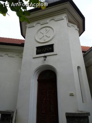 [P20] Intrare în Muzeul Mănăstirii Hodoș.  » foto by tata123 🔱
 - 
<span class="allrVoted glyphicon glyphicon-heart hidden" id="av1132979"></span>
<a class="m-l-10 hidden" id="sv1132979" onclick="voting_Foto_DelVot(,1132979,12357)" role="button">șterge vot <span class="glyphicon glyphicon-remove"></span></a>
<a id="v91132979" class=" c-red"  onclick="voting_Foto_SetVot(1132979)" role="button"><span class="glyphicon glyphicon-heart-empty"></span> <b>LIKE</b> = Votează poza</a> <img class="hidden"  id="f1132979W9" src="/imagini/loader.gif" border="0" /><span class="AjErrMes hidden" id="e1132979ErM"></span>
