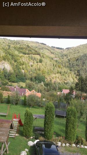 [P03] Piatra Craiului si un pic din curte. Vedere de la balcon » foto by LaraCroft
 - 
<span class="allrVoted glyphicon glyphicon-heart hidden" id="av911112"></span>
<a class="m-l-10 hidden" id="sv911112" onclick="voting_Foto_DelVot(,911112,12442)" role="button">șterge vot <span class="glyphicon glyphicon-remove"></span></a>
<a id="v9911112" class=" c-red"  onclick="voting_Foto_SetVot(911112)" role="button"><span class="glyphicon glyphicon-heart-empty"></span> <b>LIKE</b> = Votează poza</a> <img class="hidden"  id="f911112W9" src="/imagini/loader.gif" border="0" /><span class="AjErrMes hidden" id="e911112ErM"></span>