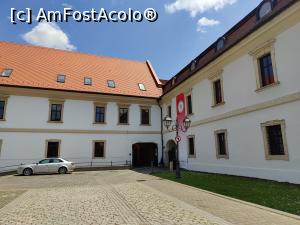 [P01] Hotel Medieval - vedere din parcare; în dreapta, intrarea în hotel; latura din față nu aparține hotelului » foto by crismis
 - 
<span class="allrVoted glyphicon glyphicon-heart hidden" id="av1388816"></span>
<a class="m-l-10 hidden" id="sv1388816" onclick="voting_Foto_DelVot(,1388816,12507)" role="button">șterge vot <span class="glyphicon glyphicon-remove"></span></a>
<a id="v91388816" class=" c-red"  onclick="voting_Foto_SetVot(1388816)" role="button"><span class="glyphicon glyphicon-heart-empty"></span> <b>LIKE</b> = Votează poza</a> <img class="hidden"  id="f1388816W9" src="/imagini/loader.gif" border="0" /><span class="AjErrMes hidden" id="e1388816ErM"></span>