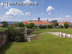 [P13] Hotel Medieval; vedere de la fereastra camerei (prin plasa contra insectelor); în dreapta, se vede locul de unde începe Traseul celor 3 Fortificații » foto by crismis
 - 
<span class="allrVoted glyphicon glyphicon-heart hidden" id="av1388828"></span>
<a class="m-l-10 hidden" id="sv1388828" onclick="voting_Foto_DelVot(,1388828,12507)" role="button">șterge vot <span class="glyphicon glyphicon-remove"></span></a>
<a id="v91388828" class=" c-red"  onclick="voting_Foto_SetVot(1388828)" role="button"><span class="glyphicon glyphicon-heart-empty"></span> <b>LIKE</b> = Votează poza</a> <img class="hidden"  id="f1388828W9" src="/imagini/loader.gif" border="0" /><span class="AjErrMes hidden" id="e1388828ErM"></span>