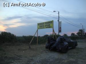 [P02] Ne aflăm în apropierea restaurantului. Se pare că Batman mănâncă și el la Poarta Apelor! :)  » foto by Floryn81
 - 
<span class="allrVoted glyphicon glyphicon-heart hidden" id="av782975"></span>
<a class="m-l-10 hidden" id="sv782975" onclick="voting_Foto_DelVot(,782975,12565)" role="button">șterge vot <span class="glyphicon glyphicon-remove"></span></a>
<a id="v9782975" class=" c-red"  onclick="voting_Foto_SetVot(782975)" role="button"><span class="glyphicon glyphicon-heart-empty"></span> <b>LIKE</b> = Votează poza</a> <img class="hidden"  id="f782975W9" src="/imagini/loader.gif" border="0" /><span class="AjErrMes hidden" id="e782975ErM"></span>