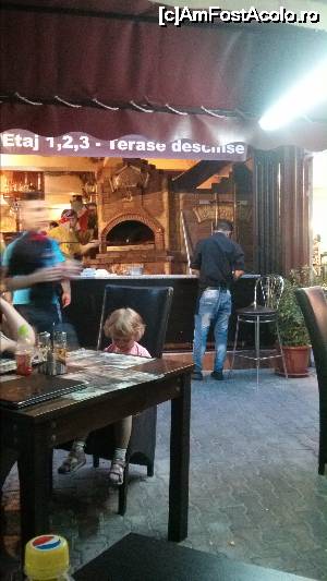 [P20] Cuptorul pt pizza la David & Carlos. Ne-am uitat lung in directia aia pana sa ne vina pizzele... peste o jumatate de ora.  » foto by alle4295
 - 
<span class="allrVoted glyphicon glyphicon-heart hidden" id="av648473"></span>
<a class="m-l-10 hidden" id="sv648473" onclick="voting_Foto_DelVot(,648473,12565)" role="button">șterge vot <span class="glyphicon glyphicon-remove"></span></a>
<a id="v9648473" class=" c-red"  onclick="voting_Foto_SetVot(648473)" role="button"><span class="glyphicon glyphicon-heart-empty"></span> <b>LIKE</b> = Votează poza</a> <img class="hidden"  id="f648473W9" src="/imagini/loader.gif" border="0" /><span class="AjErrMes hidden" id="e648473ErM"></span>