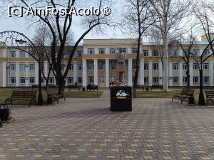 [P35] Tiraspol, Universitatea de Stat din Transnistria cu Monumentul lui Taras Shevchenko » foto by mprofeanu
 - 
<span class="allrVoted glyphicon glyphicon-heart hidden" id="av1476990"></span>
<a class="m-l-10 hidden" id="sv1476990" onclick="voting_Foto_DelVot(,1476990,12581)" role="button">șterge vot <span class="glyphicon glyphicon-remove"></span></a>
<a id="v91476990" class=" c-red"  onclick="voting_Foto_SetVot(1476990)" role="button"><span class="glyphicon glyphicon-heart-empty"></span> <b>LIKE</b> = Votează poza</a> <img class="hidden"  id="f1476990W9" src="/imagini/loader.gif" border="0" /><span class="AjErrMes hidden" id="e1476990ErM"></span>