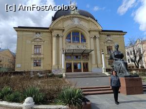 [P70] Cernăuți, Piața Teatrului, Monumentul Olga Kobylyanska și Teatrul cu același nume » foto by mprofeanu
 - 
<span class="allrVoted glyphicon glyphicon-heart hidden" id="av1477025"></span>
<a class="m-l-10 hidden" id="sv1477025" onclick="voting_Foto_DelVot(,1477025,12581)" role="button">șterge vot <span class="glyphicon glyphicon-remove"></span></a>
<a id="v91477025" class=" c-red"  onclick="voting_Foto_SetVot(1477025)" role="button"><span class="glyphicon glyphicon-heart-empty"></span> <b>LIKE</b> = Votează poza</a> <img class="hidden"  id="f1477025W9" src="/imagini/loader.gif" border="0" /><span class="AjErrMes hidden" id="e1477025ErM"></span>