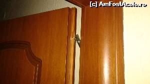 [P01] usa dormitor mic toate balamalele sunt rupte » foto by ana popa
 - 
<span class="allrVoted glyphicon glyphicon-heart hidden" id="av551093"></span>
<a class="m-l-10 hidden" id="sv551093" onclick="voting_Foto_DelVot(,551093,12599)" role="button">șterge vot <span class="glyphicon glyphicon-remove"></span></a>
<a id="v9551093" class=" c-red"  onclick="voting_Foto_SetVot(551093)" role="button"><span class="glyphicon glyphicon-heart-empty"></span> <b>LIKE</b> = Votează poza</a> <img class="hidden"  id="f551093W9" src="/imagini/loader.gif" border="0" /><span class="AjErrMes hidden" id="e551093ErM"></span>