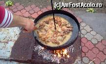 [P11] Marcel s-a apucat sa prajeasca pulpe de pui si niste coaste de berbecut, dar cred ca acolo era mai mult vin decat ulei... Eu nu m-am bagat sa invat, altfel cine mai pazea foisorul, butoiasul si margelele?? » foto by iulian68
 - 
<span class="allrVoted glyphicon glyphicon-heart hidden" id="av392720"></span>
<a class="m-l-10 hidden" id="sv392720" onclick="voting_Foto_DelVot(,392720,12618)" role="button">șterge vot <span class="glyphicon glyphicon-remove"></span></a>
<a id="v9392720" class=" c-red"  onclick="voting_Foto_SetVot(392720)" role="button"><span class="glyphicon glyphicon-heart-empty"></span> <b>LIKE</b> = Votează poza</a> <img class="hidden"  id="f392720W9" src="/imagini/loader.gif" border="0" /><span class="AjErrMes hidden" id="e392720ErM"></span>