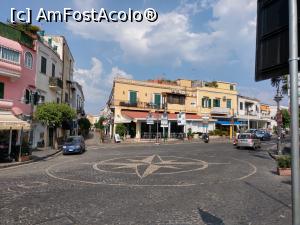 [P38] Ischia Porto, Piazza Antica Reggia.  » foto by maryka
 - 
<span class="allrVoted glyphicon glyphicon-heart hidden" id="av1090310"></span>
<a class="m-l-10 hidden" id="sv1090310" onclick="voting_Foto_DelVot(,1090310,12624)" role="button">șterge vot <span class="glyphicon glyphicon-remove"></span></a>
<a id="v91090310" class=" c-red"  onclick="voting_Foto_SetVot(1090310)" role="button"><span class="glyphicon glyphicon-heart-empty"></span> <b>LIKE</b> = Votează poza</a> <img class="hidden"  id="f1090310W9" src="/imagini/loader.gif" border="0" /><span class="AjErrMes hidden" id="e1090310ErM"></span>