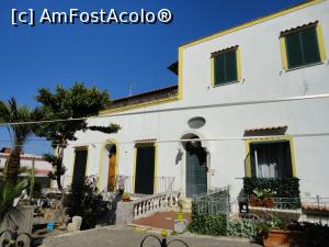 [P46] Case frumoase pe străzile liniștite din Ischia.  » foto by maryka
 - 
<span class="allrVoted glyphicon glyphicon-heart hidden" id="av1090318"></span>
<a class="m-l-10 hidden" id="sv1090318" onclick="voting_Foto_DelVot(,1090318,12624)" role="button">șterge vot <span class="glyphicon glyphicon-remove"></span></a>
<a id="v91090318" class=" c-red"  onclick="voting_Foto_SetVot(1090318)" role="button"><span class="glyphicon glyphicon-heart-empty"></span> <b>LIKE</b> = Votează poza</a> <img class="hidden"  id="f1090318W9" src="/imagini/loader.gif" border="0" /><span class="AjErrMes hidden" id="e1090318ErM"></span>