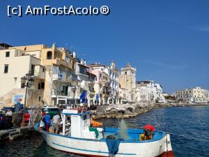 [P05] Pescarii se pregătesc să iasă în larg, Ischia Ponte.  » foto by maryka
 - 
<span class="allrVoted glyphicon glyphicon-heart hidden" id="av1090275"></span>
<a class="m-l-10 hidden" id="sv1090275" onclick="voting_Foto_DelVot(,1090275,12624)" role="button">șterge vot <span class="glyphicon glyphicon-remove"></span></a>
<a id="v91090275" class=" c-red"  onclick="voting_Foto_SetVot(1090275)" role="button"><span class="glyphicon glyphicon-heart-empty"></span> <b>LIKE</b> = Votează poza</a> <img class="hidden"  id="f1090275W9" src="/imagini/loader.gif" border="0" /><span class="AjErrMes hidden" id="e1090275ErM"></span>