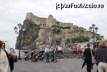 [P16] Castelul Aragonesse, îl privim din departare, nu mai avem timp să urcăm la el. Păcat!  » foto by gettutza
 - 
<span class="allrVoted glyphicon glyphicon-heart hidden" id="av492452"></span>
<a class="m-l-10 hidden" id="sv492452" onclick="voting_Foto_DelVot(,492452,12624)" role="button">șterge vot <span class="glyphicon glyphicon-remove"></span></a>
<a id="v9492452" class=" c-red"  onclick="voting_Foto_SetVot(492452)" role="button"><span class="glyphicon glyphicon-heart-empty"></span> <b>LIKE</b> = Votează poza</a> <img class="hidden"  id="f492452W9" src="/imagini/loader.gif" border="0" /><span class="AjErrMes hidden" id="e492452ErM"></span>
