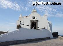 [P19] Biserica Soccorso este un simbol pentru Forio. Înconjurată de mare și cu fața spre piazza Soccorso, biserica a fost construită în sec XVIII, pe ruinele unei biserici mai vechi.  » foto by gettutza
 - 
<span class="allrVoted glyphicon glyphicon-heart hidden" id="av492455"></span>
<a class="m-l-10 hidden" id="sv492455" onclick="voting_Foto_DelVot(,492455,12624)" role="button">șterge vot <span class="glyphicon glyphicon-remove"></span></a>
<a id="v9492455" class=" c-red"  onclick="voting_Foto_SetVot(492455)" role="button"><span class="glyphicon glyphicon-heart-empty"></span> <b>LIKE</b> = Votează poza</a> <img class="hidden"  id="f492455W9" src="/imagini/loader.gif" border="0" /><span class="AjErrMes hidden" id="e492455ErM"></span>