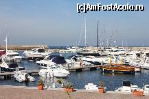 [P22] Puținele ambarcațiuni din portul insulei.  » foto by gettutza
 - 
<span class="allrVoted glyphicon glyphicon-heart hidden" id="av492458"></span>
<a class="m-l-10 hidden" id="sv492458" onclick="voting_Foto_DelVot(,492458,12624)" role="button">șterge vot <span class="glyphicon glyphicon-remove"></span></a>
<a id="v9492458" class=" c-red"  onclick="voting_Foto_SetVot(492458)" role="button"><span class="glyphicon glyphicon-heart-empty"></span> <b>LIKE</b> = Votează poza</a> <img class="hidden"  id="f492458W9" src="/imagini/loader.gif" border="0" /><span class="AjErrMes hidden" id="e492458ErM"></span>