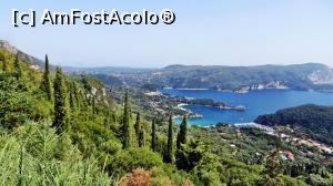 [P02] Marginea estică a panoramei de la Bella Vista. Detalii de la stânga la dreapta: satul şi golful Liapades, peninsula ascuţită cu hotelul Akrotiri, Golful Agia Triada (Sfânta Treime), Golful Platakia şi lipit de el, Golful Alipa (portul turistic)  » foto by Lucien
 - 
<span class="allrVoted glyphicon glyphicon-heart hidden" id="av729383"></span>
<a class="m-l-10 hidden" id="sv729383" onclick="voting_Foto_DelVot(,729383,12630)" role="button">șterge vot <span class="glyphicon glyphicon-remove"></span></a>
<a id="v9729383" class=" c-red"  onclick="voting_Foto_SetVot(729383)" role="button"><span class="glyphicon glyphicon-heart-empty"></span> <b>LIKE</b> = Votează poza</a> <img class="hidden"  id="f729383W9" src="/imagini/loader.gif" border="0" /><span class="AjErrMes hidden" id="e729383ErM"></span>
