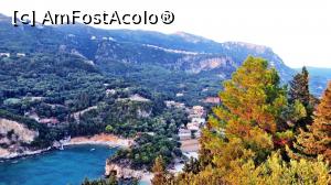 [P06] Staţiunea Paleokastritsa şi Golful Agios Pedros (Sf. Petru) văzute de pe vârful peninsulei unde este Mănăstirea Paleokastritsa. Sus pe munte, un şir subţire, alb, de clădiri este satul Lakones, iar în prelungirea lor spre stânga, Bella Vista.  » foto by Lucien
 - 
<span class="allrVoted glyphicon glyphicon-heart hidden" id="av729387"></span>
<a class="m-l-10 hidden" id="sv729387" onclick="voting_Foto_DelVot(,729387,12630)" role="button">șterge vot <span class="glyphicon glyphicon-remove"></span></a>
<a id="v9729387" class=" c-red"  onclick="voting_Foto_SetVot(729387)" role="button"><span class="glyphicon glyphicon-heart-empty"></span> <b>LIKE</b> = Votează poza</a> <img class="hidden"  id="f729387W9" src="/imagini/loader.gif" border="0" /><span class="AjErrMes hidden" id="e729387ErM"></span>