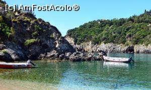 [P03] Acoperişul Mănăstirii Paleokastritsa (în partea centrală-sus a imaginii) văzut de pe plaja Golfului Agios Spyridon. La baza dealului, parţial inundată, se vede grota în care s-au iubit Nausica şi Ulise, eroul troian. O mică ambarcaţiune este pe punctul de a intra în grotă.  » foto by Lucien
 - 
<span class="allrVoted glyphicon glyphicon-heart hidden" id="av730138"></span>
<a class="m-l-10 hidden" id="sv730138" onclick="voting_Foto_DelVot(,730138,12630)" role="button">șterge vot <span class="glyphicon glyphicon-remove"></span></a>
<a id="v9730138" class=" c-red"  onclick="voting_Foto_SetVot(730138)" role="button"><span class="glyphicon glyphicon-heart-empty"></span> <b>LIKE</b> = Votează poza</a> <img class="hidden"  id="f730138W9" src="/imagini/loader.gif" border="0" /><span class="AjErrMes hidden" id="e730138ErM"></span>