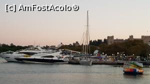 [P05] Pe Odos Eleftherias s-au aprins luminile. <p> In prim plan se vad yachturi in portul Mandraki » foto by Dorina9
 - 
<span class="allrVoted glyphicon glyphicon-heart hidden" id="av1154104"></span>
<a class="m-l-10 hidden" id="sv1154104" onclick="voting_Foto_DelVot(,1154104,12653)" role="button">șterge vot <span class="glyphicon glyphicon-remove"></span></a>
<a id="v91154104" class=" c-red"  onclick="voting_Foto_SetVot(1154104)" role="button"><span class="glyphicon glyphicon-heart-empty"></span> <b>LIKE</b> = Votează poza</a> <img class="hidden"  id="f1154104W9" src="/imagini/loader.gif" border="0" /><span class="AjErrMes hidden" id="e1154104ErM"></span>