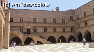 [P02] Castelul Marilor Maestri. Curtea interioara si scara de acces la etajele superioare.  » foto by ovidiuyepi
 - 
<span class="allrVoted glyphicon glyphicon-heart hidden" id="av1029629"></span>
<a class="m-l-10 hidden" id="sv1029629" onclick="voting_Foto_DelVot(,1029629,12653)" role="button">șterge vot <span class="glyphicon glyphicon-remove"></span></a>
<a id="v91029629" class=" c-red"  onclick="voting_Foto_SetVot(1029629)" role="button"><span class="glyphicon glyphicon-heart-empty"></span> <b>LIKE</b> = Votează poza</a> <img class="hidden"  id="f1029629W9" src="/imagini/loader.gif" border="0" /><span class="AjErrMes hidden" id="e1029629ErM"></span>