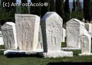 [P04] Cateva pietre funerare din necropola Radimlja. Se vad chipurile unor vlahi (aromâni cu fustanela) salutând trecatorii...  » foto by octaviann
 - 
<span class="allrVoted glyphicon glyphicon-heart hidden" id="av1052351"></span>
<a class="m-l-10 hidden" id="sv1052351" onclick="voting_Foto_DelVot(,1052351,12660)" role="button">șterge vot <span class="glyphicon glyphicon-remove"></span></a>
<a id="v91052351" class=" c-red"  onclick="voting_Foto_SetVot(1052351)" role="button"><span class="glyphicon glyphicon-heart-empty"></span> <b>LIKE</b> = Votează poza</a> <img class="hidden"  id="f1052351W9" src="/imagini/loader.gif" border="0" /><span class="AjErrMes hidden" id="e1052351ErM"></span>