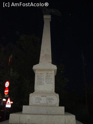 [P55] În zona centrală a localităţii Greci se află un monument care îi omagiază pe eroii din localitatea Greci căzuţi în Războiul pentru Reîntregirea Neamului.  » foto by Floryn81
 - 
<span class="allrVoted glyphicon glyphicon-heart hidden" id="av910944"></span>
<a class="m-l-10 hidden" id="sv910944" onclick="voting_Foto_DelVot(,910944,12680)" role="button">șterge vot <span class="glyphicon glyphicon-remove"></span></a>
<a id="v9910944" class=" c-red"  onclick="voting_Foto_SetVot(910944)" role="button"><span class="glyphicon glyphicon-heart-empty"></span> <b>LIKE</b> = Votează poza</a> <img class="hidden"  id="f910944W9" src="/imagini/loader.gif" border="0" /><span class="AjErrMes hidden" id="e910944ErM"></span>