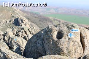 [P15] Munții Măcin, Traseul Culmea Pricopanului, Am urcat, locul unde cele două marcaje se despart, noi vom merge spre dreapta pe bandă albastră » foto by mprofeanu
 - 
<span class="allrVoted glyphicon glyphicon-heart hidden" id="av1222008"></span>
<a class="m-l-10 hidden" id="sv1222008" onclick="voting_Foto_DelVot(,1222008,12680)" role="button">șterge vot <span class="glyphicon glyphicon-remove"></span></a>
<a id="v91222008" class=" c-red"  onclick="voting_Foto_SetVot(1222008)" role="button"><span class="glyphicon glyphicon-heart-empty"></span> <b>LIKE</b> = Votează poza</a> <img class="hidden"  id="f1222008W9" src="/imagini/loader.gif" border="0" /><span class="AjErrMes hidden" id="e1222008ErM"></span>
