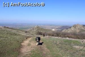 [P22] Munții Măcin, Traseul Culmea Pricopanului, Vârful Caramalău rămas în urmă și cei doi companioni ai mei pe acest traseu... » foto by mprofeanu
 - 
<span class="allrVoted glyphicon glyphicon-heart hidden" id="av1222015"></span>
<a class="m-l-10 hidden" id="sv1222015" onclick="voting_Foto_DelVot(,1222015,12680)" role="button">șterge vot <span class="glyphicon glyphicon-remove"></span></a>
<a id="v91222015" class=" c-red"  onclick="voting_Foto_SetVot(1222015)" role="button"><span class="glyphicon glyphicon-heart-empty"></span> <b>LIKE</b> = Votează poza</a> <img class="hidden"  id="f1222015W9" src="/imagini/loader.gif" border="0" /><span class="AjErrMes hidden" id="e1222015ErM"></span>