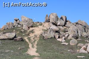 [P23] Munții Măcin, Traseul Culmea Pricopanului, Vârful Vraju, se deviază puțin din potecă pentru a urca la el » foto by mprofeanu
 - 
<span class="allrVoted glyphicon glyphicon-heart hidden" id="av1222016"></span>
<a class="m-l-10 hidden" id="sv1222016" onclick="voting_Foto_DelVot(,1222016,12680)" role="button">șterge vot <span class="glyphicon glyphicon-remove"></span></a>
<a id="v91222016" class=" c-red"  onclick="voting_Foto_SetVot(1222016)" role="button"><span class="glyphicon glyphicon-heart-empty"></span> <b>LIKE</b> = Votează poza</a> <img class="hidden"  id="f1222016W9" src="/imagini/loader.gif" border="0" /><span class="AjErrMes hidden" id="e1222016ErM"></span>